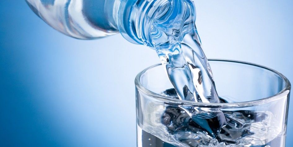 Hoy se celebra el «Día Mundial del Agua» Sus beneficios  y cuántos litros hay que tomar por día