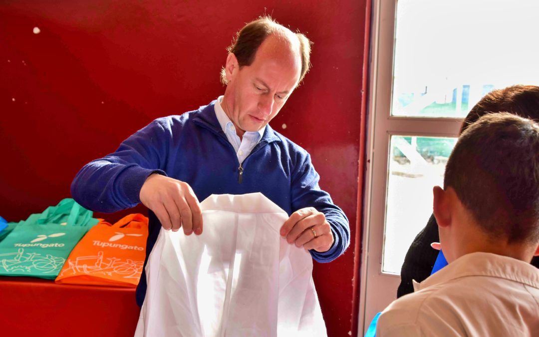 Alumnos de la Escuela Cattáneo recibieron guardapolvos