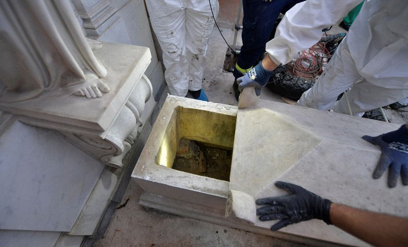 Buscaban restos de una menor y encontraron tumbas abiertas y vacías