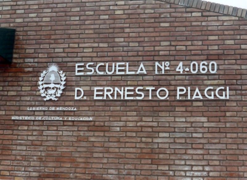 Escuela Piaggi de Tupungato recibió material deportivo