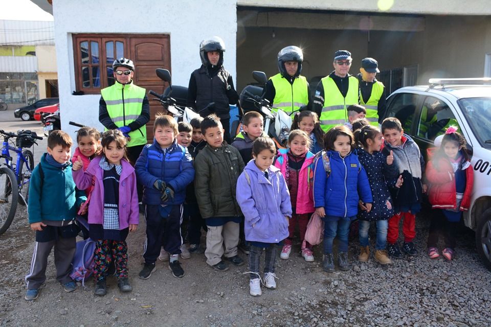 Jardines de Infantes coparon Defensa Civil, Preventores y Bomberos Voluntarios