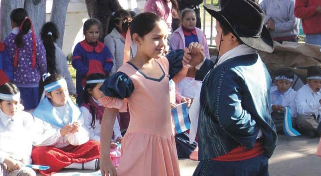 Será obligatoria la enseñanza de folclore en todas las escuelas del país