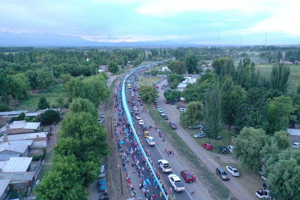 «Banderazo» por el agua, festejando el retorno de la 7722.