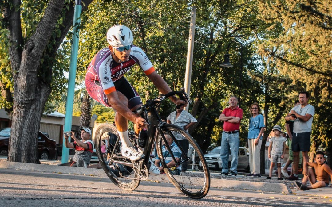 La «Serpiente Multicolor» recorrerá las rutas del valle de Uco. Mauricio Paez con  la malla líder.
