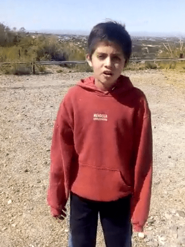 Conmovedor. La historia de Jeremías y su esfuerzo para hacer la tarea escolar.