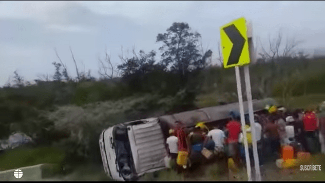 Volcó camión con nafta, vecinos corrieron a saquearlo y explotó. Murieron 7 personas.