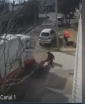 Soderos justicieros salvan a una mujer de ataque motochorros