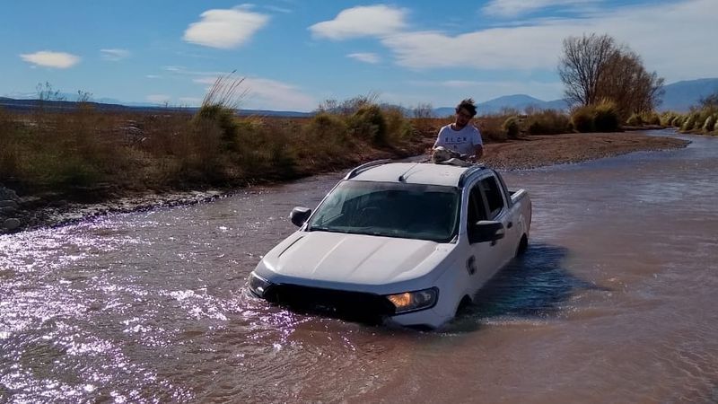 Intentaron cruzar el río y quedaron atrapados en el medio del agua.