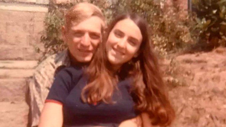 Historia de amor. Lucharon contra la COVID-19 durante 30 días: al final, se tomaron de la mano y murieron con cuatro minutos de diferencia