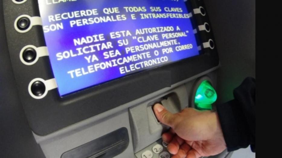 Los cajeros automáticos deberán aceptar huellas digitales para operar.