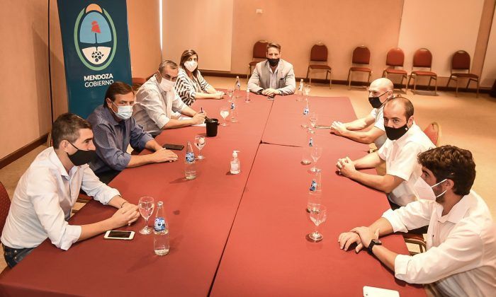 Positiva reunión de Rodolfo Suárez con las «Cámaras Territoriales».