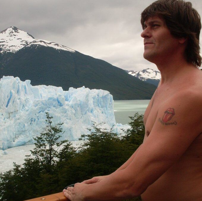 Meritocracia. Sin estudios ni conocimientos prácticos, pero es amigo. Ahora, Director de Medios de un Ministerio.