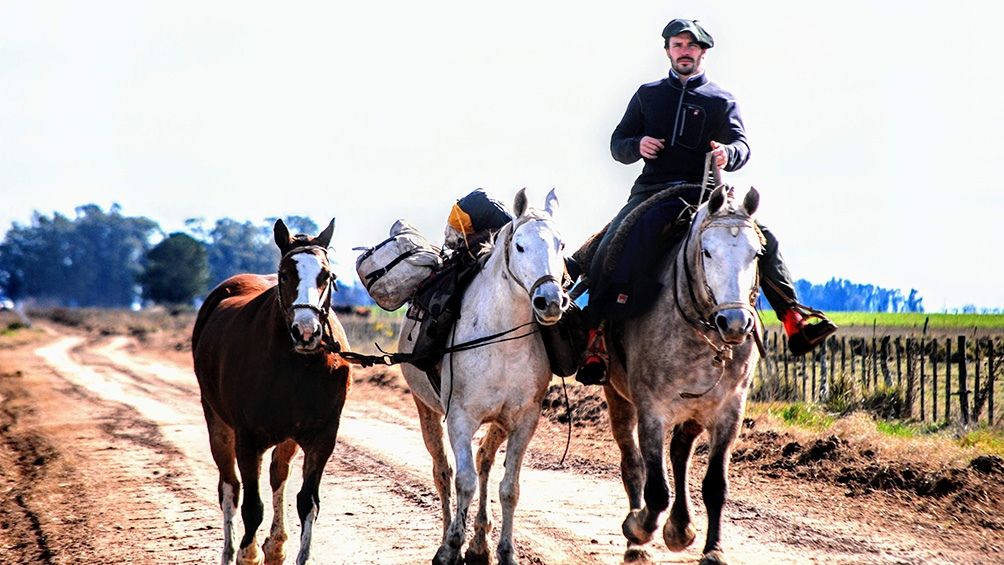 Sentimiento nacional.  Un viaje de 9.000 kilómetros a caballo,  para conocer a fondo el país.