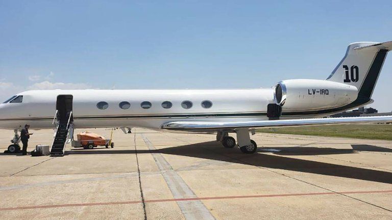 El Presidente Fernández está en México y  viajó en el avión de Messi. Te mostramos cómo es.