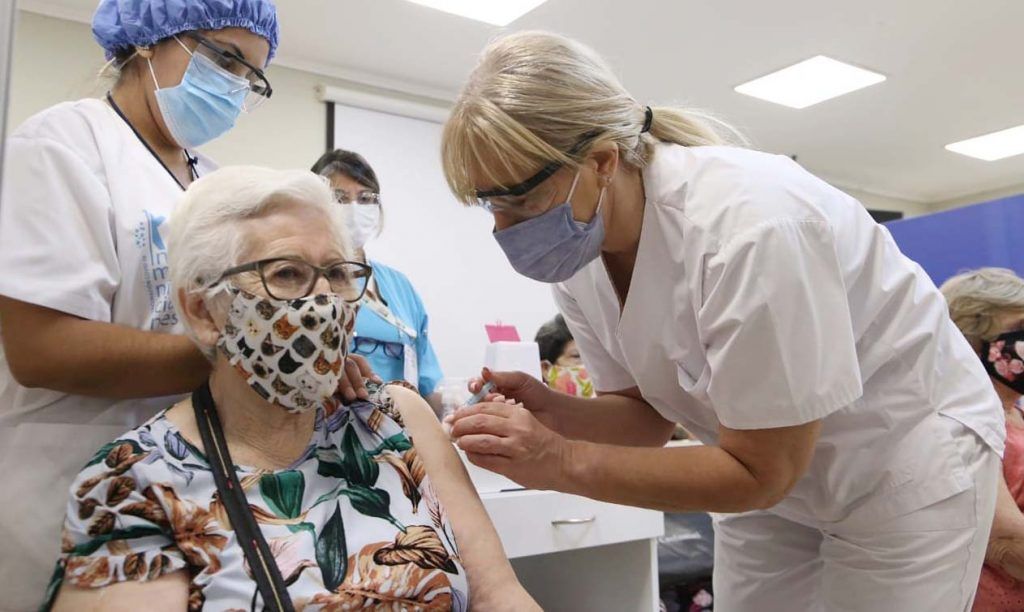 Covid en Mendoza. El Lunes  los mayores de 70 años podrán solicitar turno para vacunarse.