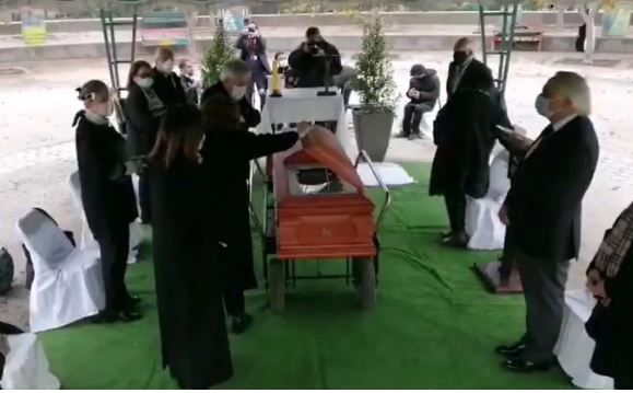 Cosas que pasan. Su mujer y su amante se cruzaron en los avisos fúnebres.