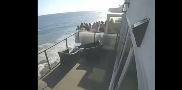 VIDEO Cayó un balcón con nueve personas en su interior