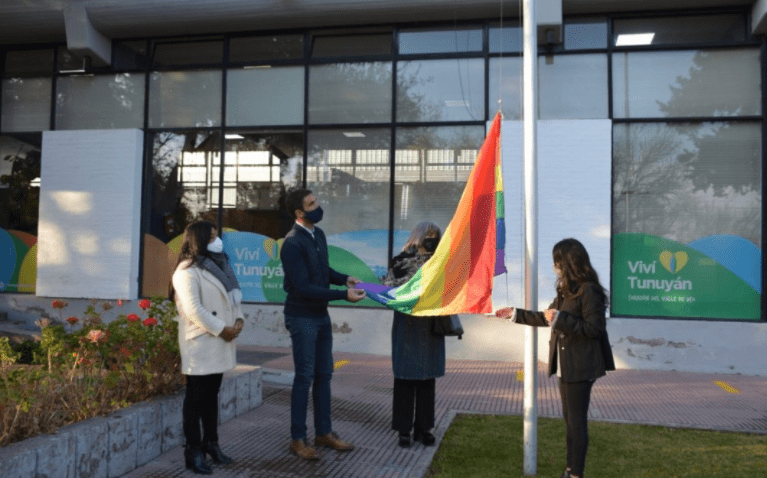 La bandera «LGBTIQ+»  fue izada en Tunuyán