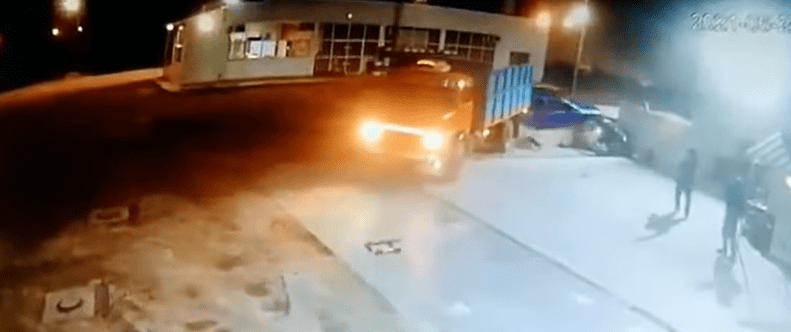 Celoso. Chocó con su camión el auto del novio de su ex pareja.