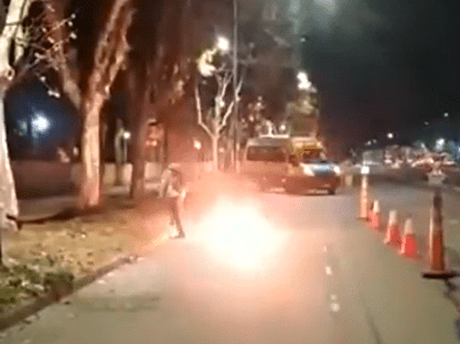 Prendió fuego su moto para evitar que la secuestre la Policía.