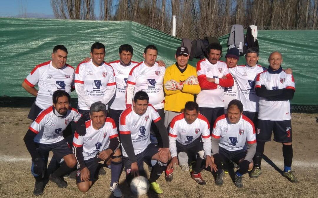 Torneo Senior 2021,  en Copa de Oro René y El Peral,    miran a todos desde arriba.