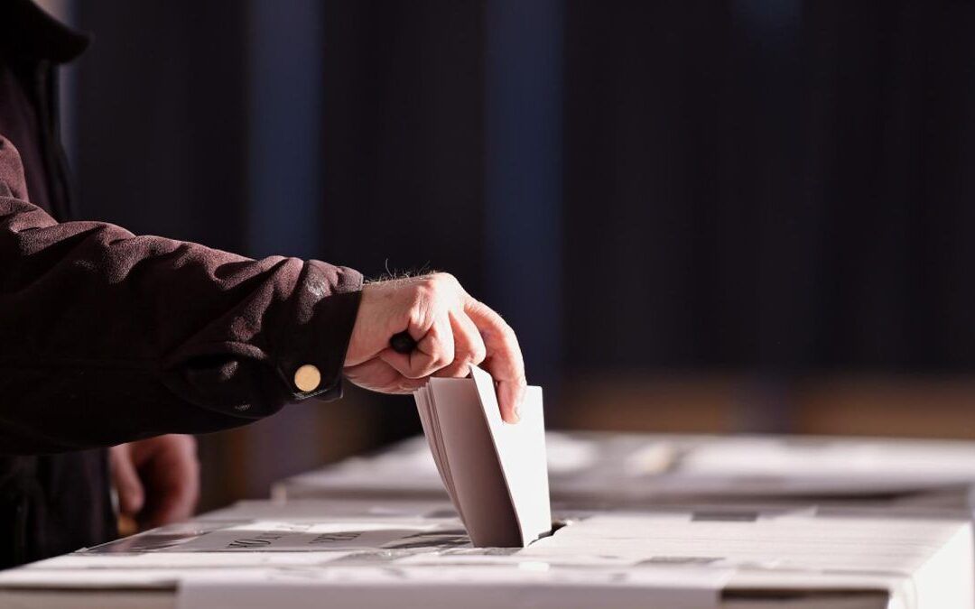 Sobres, urnas, biromes y manos sanitizadas: qué dice el protocolo para las elecciones
