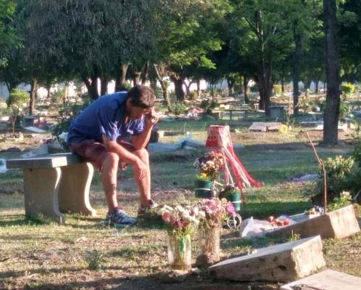 Imagen que conmueve: Un padre escucha los partidos de San Martín de Tucumán junto a la tumba de su hijo