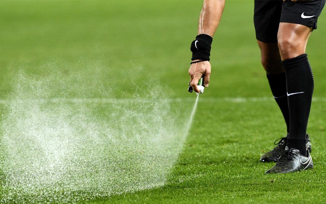 El argentino que inventó el aerosol para los árbitros le ganó un juicio a la FIFA