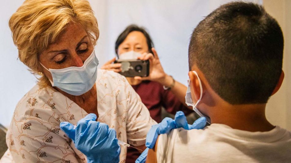 Terceras dosis de Sinopharm para adultos, antes que a los menores