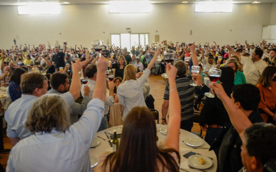 Frente de Todos cerró su campaña celebrando  la ley de viñateros con 1.000 productores rurales