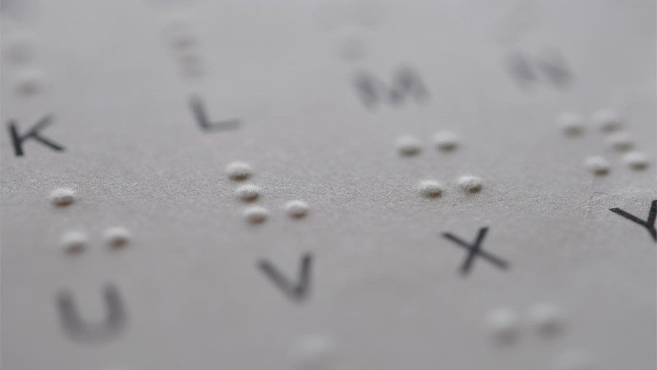 Media sanción al proyecto de Sagasti que incorpora el etiquetado en braille en todos los medicamentos
