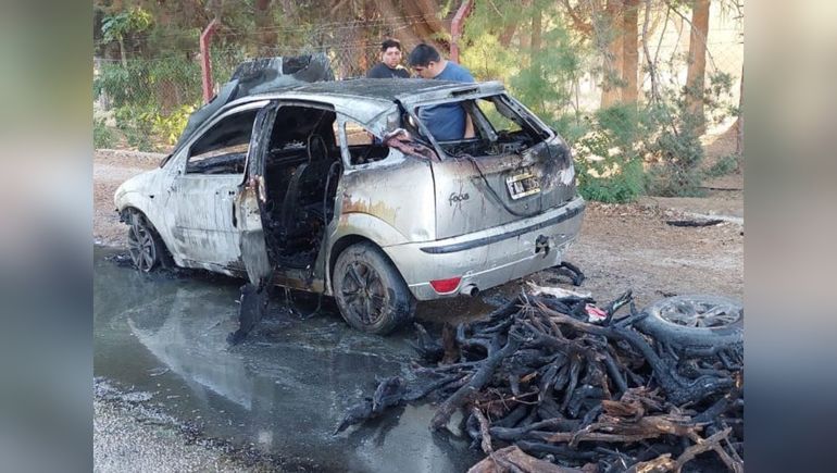 Llevaba leña para el asado de Nochebuena y se le incendió el auto en plena calle