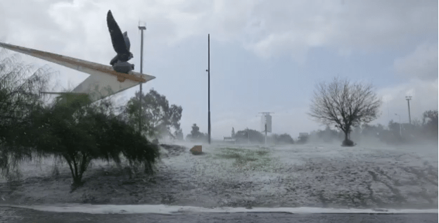 VIDEOS Violenta tormenta en Mendoza, cayó parte  del techo del shopping