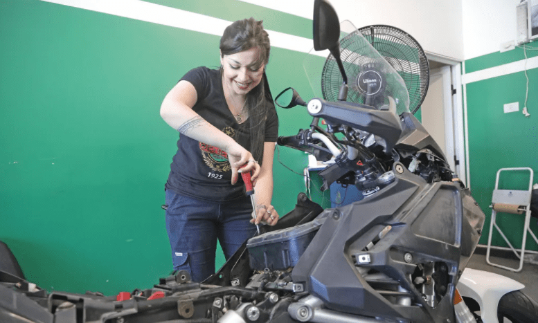 Mujeres Siglo XXI, estudia psicología, es cadete de Policía de Mendoza y mecánica de motos !!!