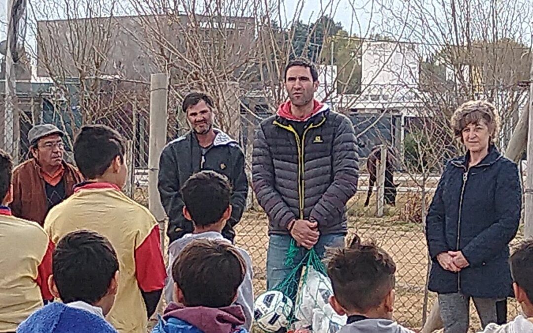 Escuela de fútbol del  «Club La Posta» recibió material deportivo