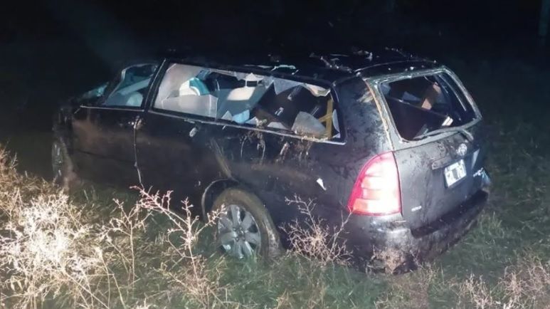 Coche fúnebre cayó a un arroyo y murieron dos ocupantes: detuvieron al conductor
