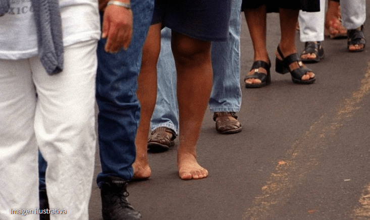 Realidades 2022 : Vendió sus zapatillas, caminó descalzo por el centro y le compró unas usadas a otro chico