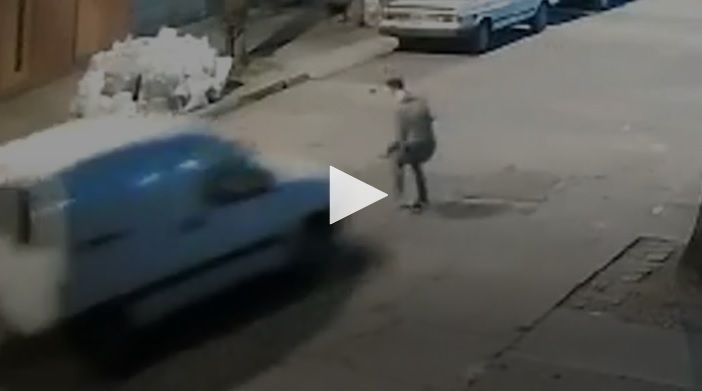 Video: le robaron a su madre, persiguió a los ladrones y atropelló a un delincuente con su camioneta
