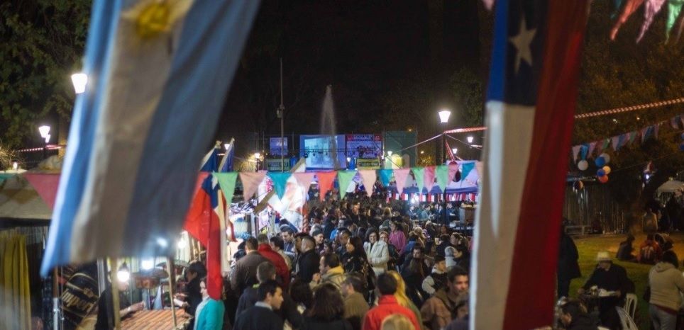 Chilenos que pasean en Mendoza encuentran muy cara ropa y tecnología
