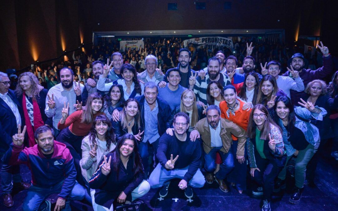 «Peronismo Inevitable» cerró su recorrida provincial en un teatro de la Capital mendocina
