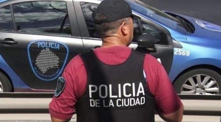 Incorregibles. Un turista alemán fue a la Bombonera y lo estafó la Policía