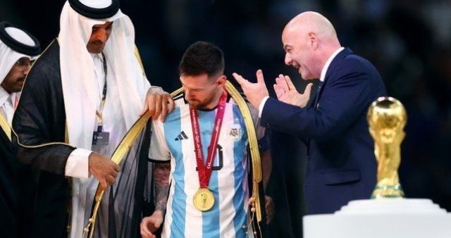 El bisht, la túnica negra y dorada con la que Messi recibió la Copa del Mundo. Su significado