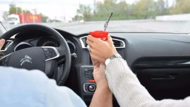 En Mendoza está prohibido conducir y tomar mate, de cuánto es la multa ?