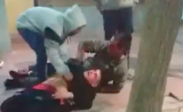 VIDEO Brutal paliza a la salida de un boliche en General Alvear