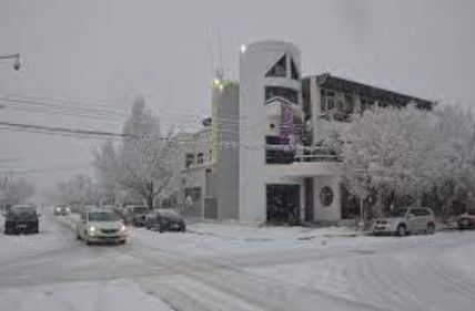 Malargüe paralizado por la nieve, sin luz y con rutas cortadas.