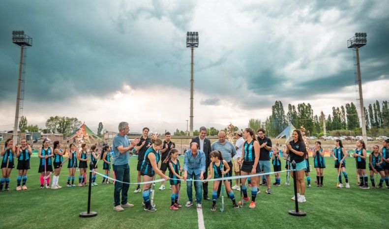 Tupungato inauguró su cancha de hockey sobre césped sintético