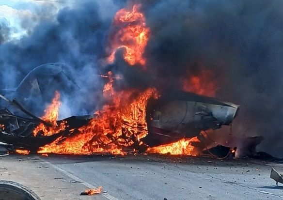 VIDEO Avioneta chocó con los cables y estalló en el aire