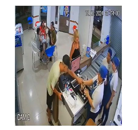VIDEO Vendedoras de una heladería apalearon a un ladrón