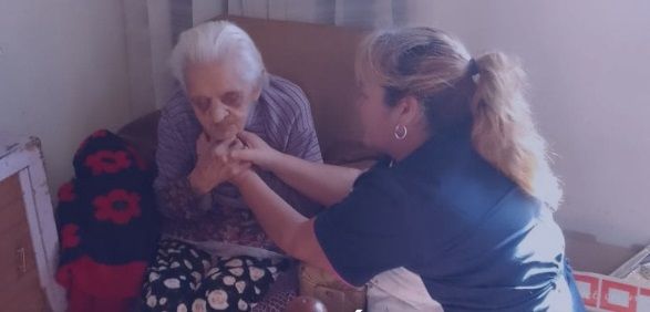 Julia Encinas, vecina de Vista Flores, tiene 101 años y pidió ser vacunada