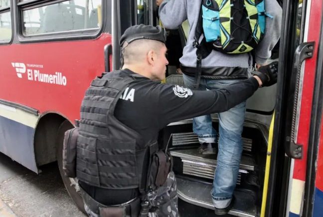 Policías de Mendoza deberán pagar pasaje en colectivo